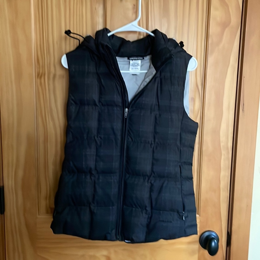 Patagonia down puffy vest rarely worn size medium, cute plaid, removable hood.